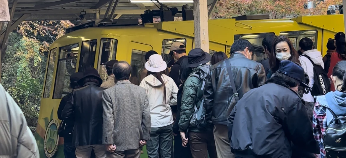 Cable car arriving at Sanroku Station