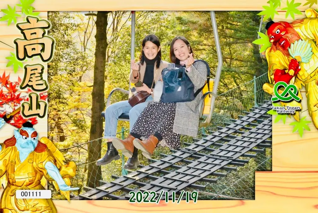 Photo souvenir in mt takao cable car